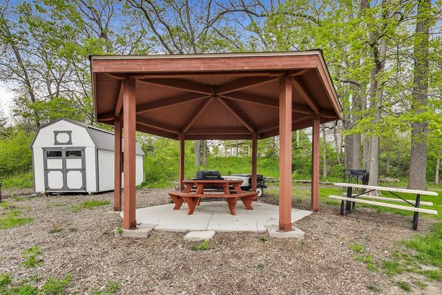 437 N Crooked Lake Lane, Lindenhurst, IL 60046