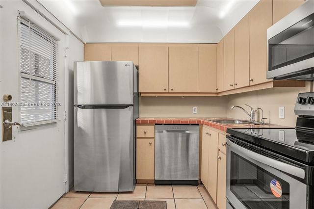 20500 W Country Club Drive 607, Aventura, FL 33180