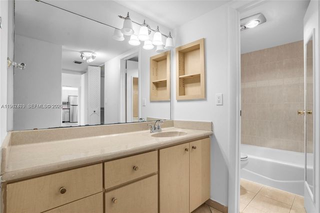 20500 W Country Club Drive 607, Aventura, FL 33180