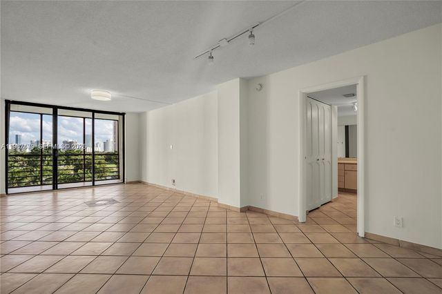 20500 W Country Club Drive 607, Aventura, FL 33180