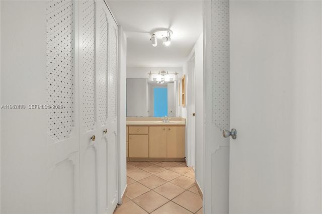 20500 W Country Club Drive 607, Aventura, FL 33180