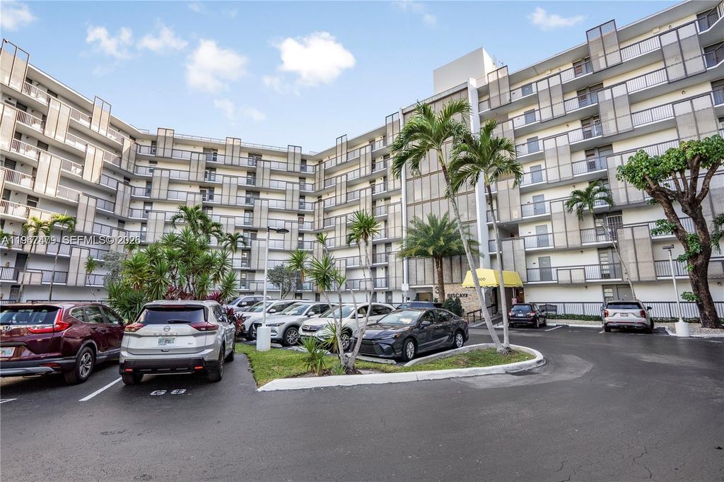20500 W Country Club Drive 607, Aventura, FL 33180