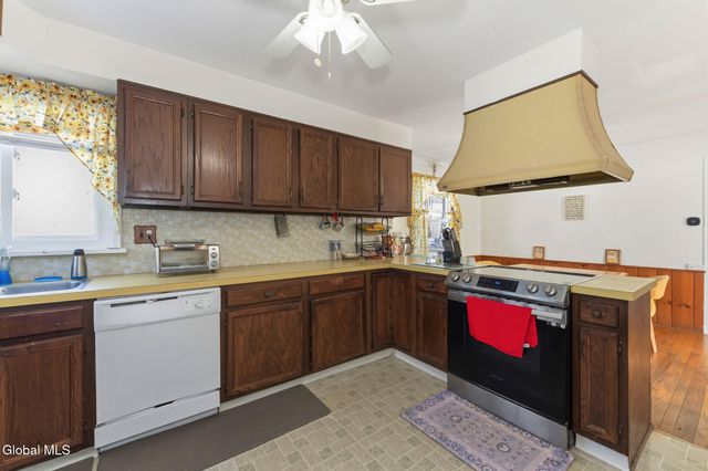 10 Skyview Drive, Colonie, NY 12047