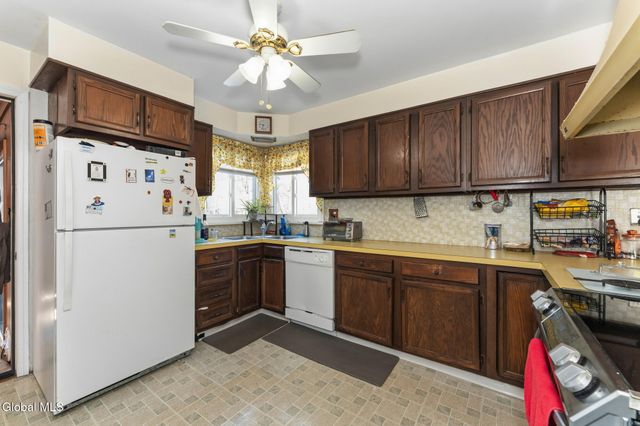 10 Skyview Drive, Colonie, NY 12047