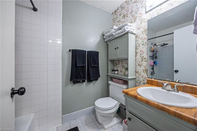 1105 Robin Hood Road F, High Point, NC 27262