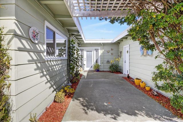 22 Melway Circle, Monterey, CA 93940