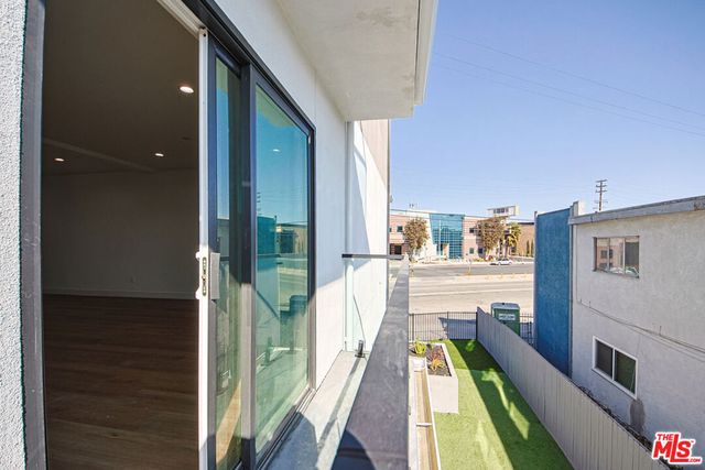 1636 Longwood Avenue, Los Angeles, CA 90019