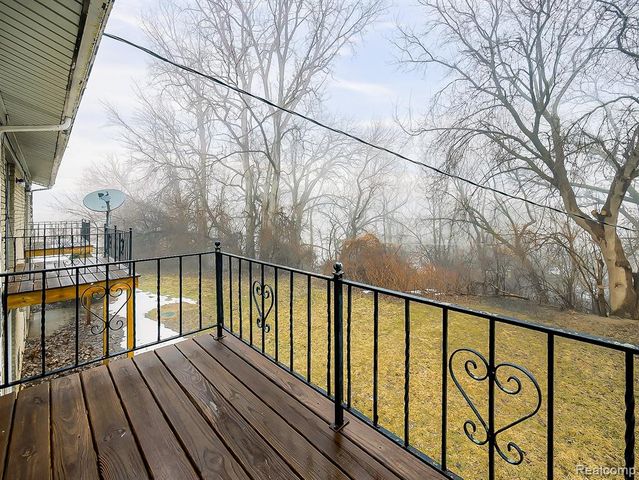 151 Huronview Court, White Lake, MI 48386