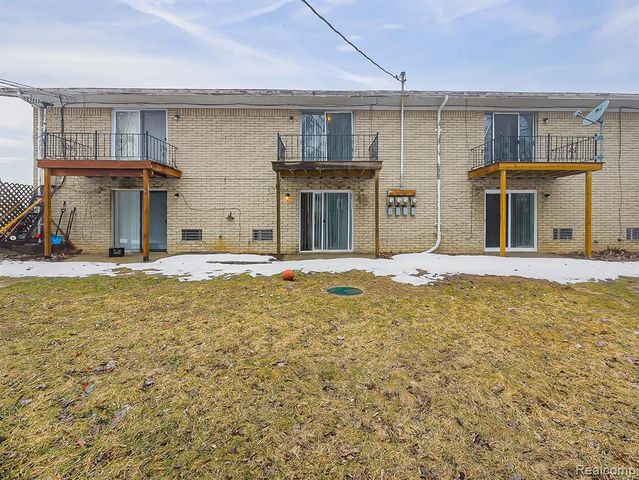 151 Huronview Court, White Lake, MI 48386