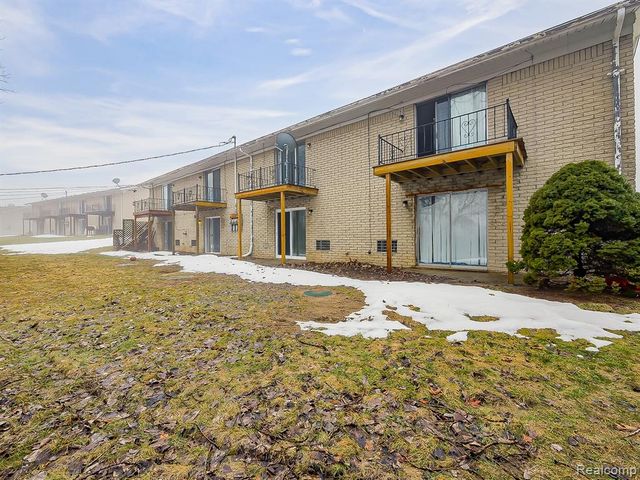 151 Huronview Court, White Lake, MI 48386