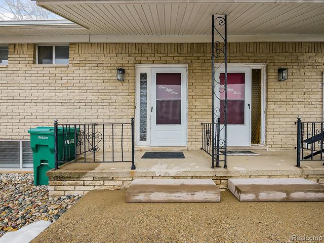 151 Huronview Court, White Lake, MI 48386