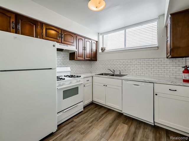 151 Huronview Court, White Lake, MI 48386