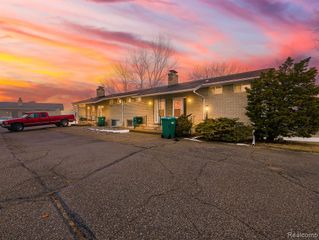 151 Huronview Court, White Lake, MI 48386