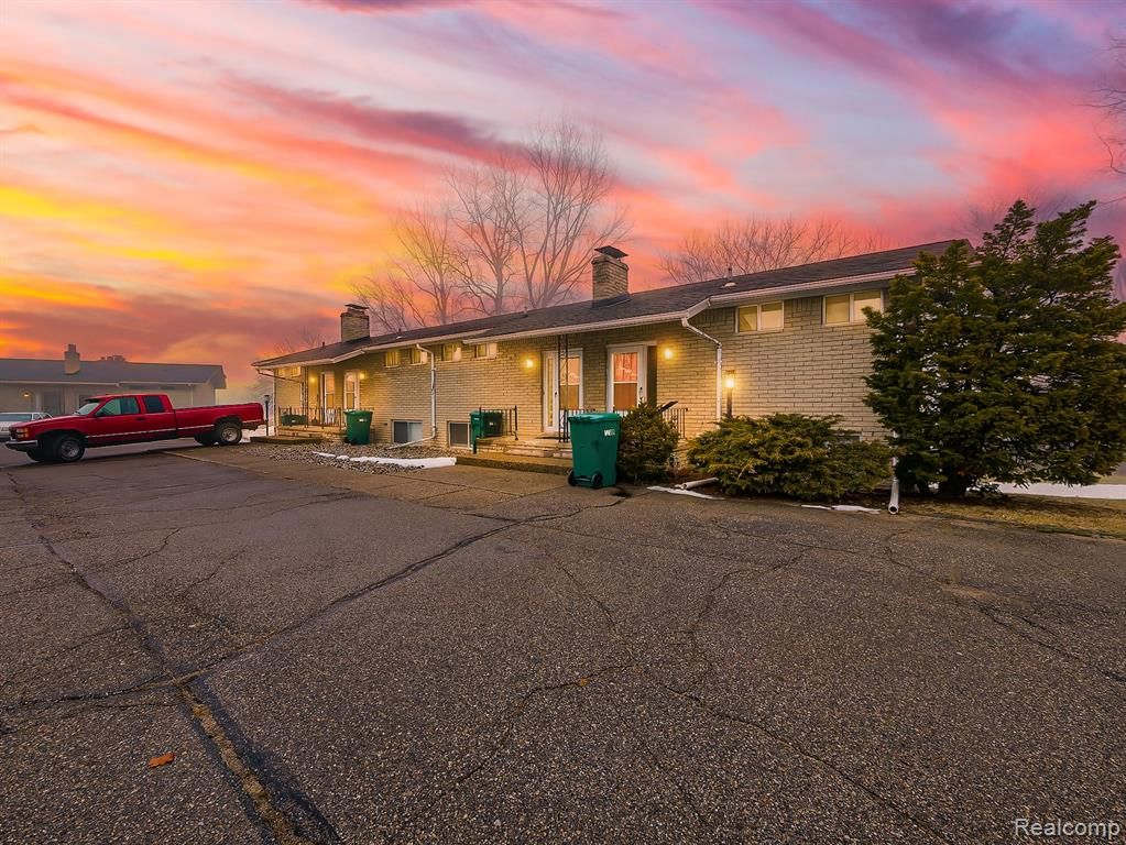 151 Huronview Court, White Lake, MI 48386