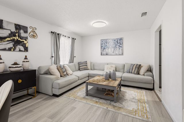 2011 Bay Oaks Drive, Arlington, TX 76012