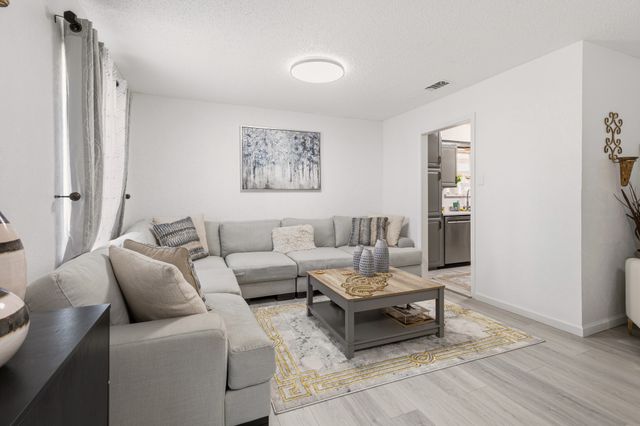 2011 Bay Oaks Drive, Arlington, TX 76012