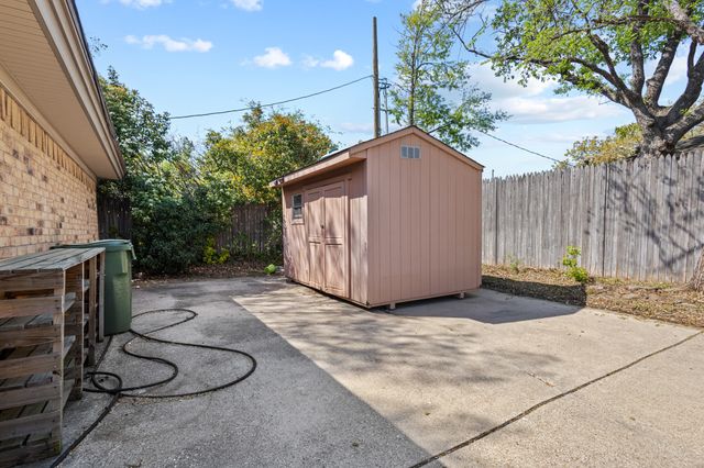 2011 Bay Oaks Drive, Arlington, TX 76012