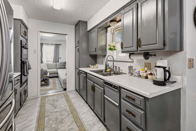 2011 Bay Oaks Drive, Arlington, TX 76012