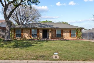 2011 Bay Oaks Drive, Arlington, TX 76012