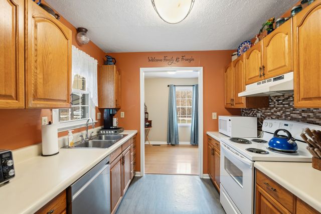 111 Curtis Dr, Waverly, TN 37185