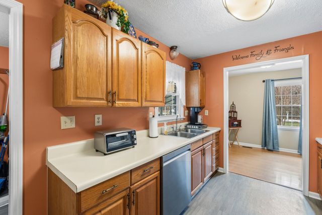 111 Curtis Dr, Waverly, TN 37185