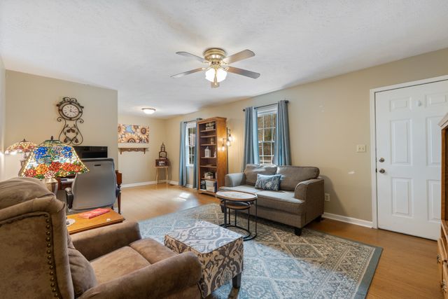 111 Curtis Dr, Waverly, TN 37185