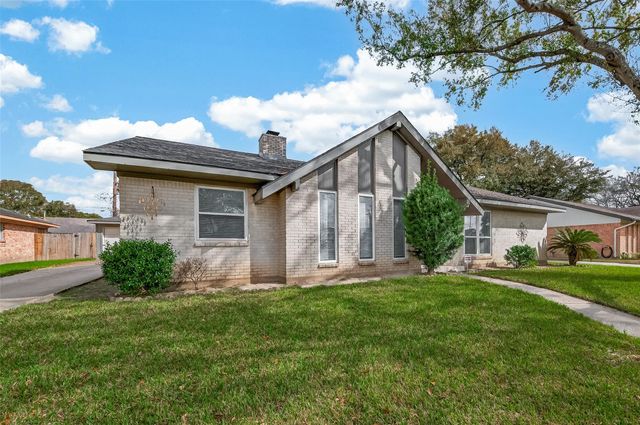 8410 Twin Hills Drive, Houston, TX 77071