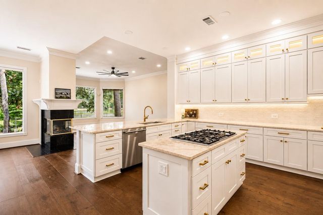 7 Pastoral Pond Circle, The Woodlands, TX 77380