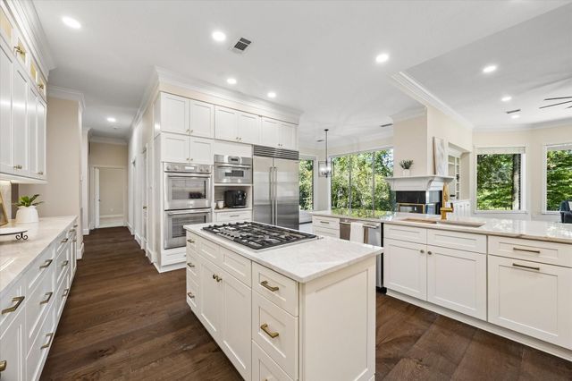 7 Pastoral Pond Circle, The Woodlands, TX 77380