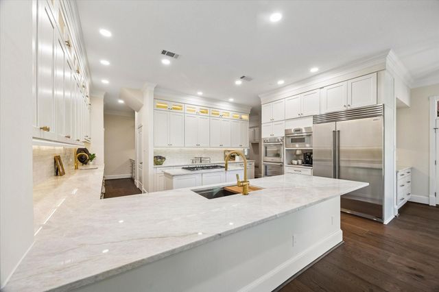 7 Pastoral Pond Circle, The Woodlands, TX 77380