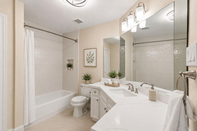 7 Pastoral Pond Circle, The Woodlands, TX 77380