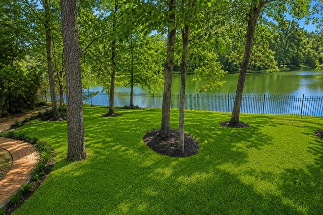 7 Pastoral Pond Circle, The Woodlands, TX 77380