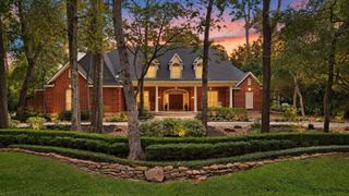 7 Pastoral Pond Circle, The Woodlands, TX 77380