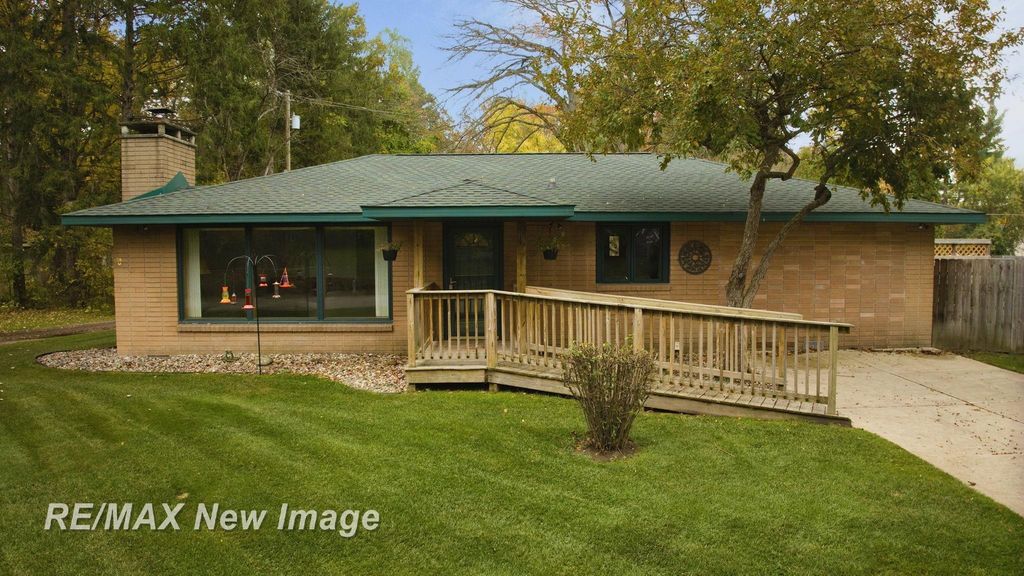 1534 E Gay Lane, Midland, MI 48640