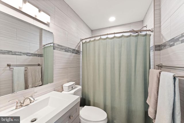 19 JERMYN CT, Sterling, VA 20165