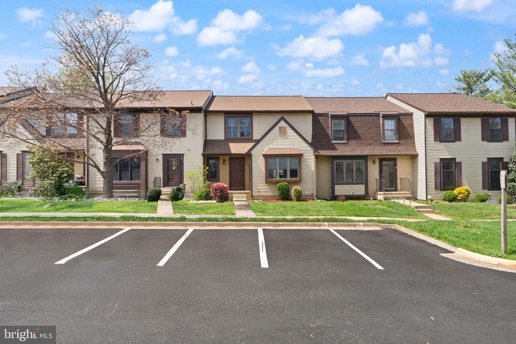 19 JERMYN CT, Sterling, VA 20165