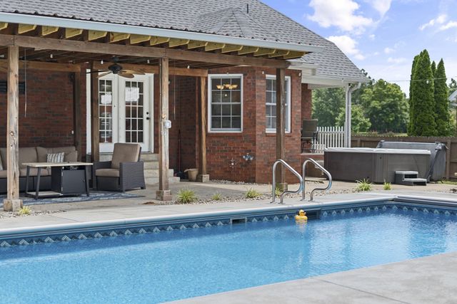121 Golfers Cir, Portland, TN 37148