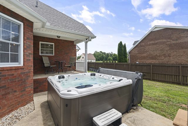 121 Golfers Cir, Portland, TN 37148