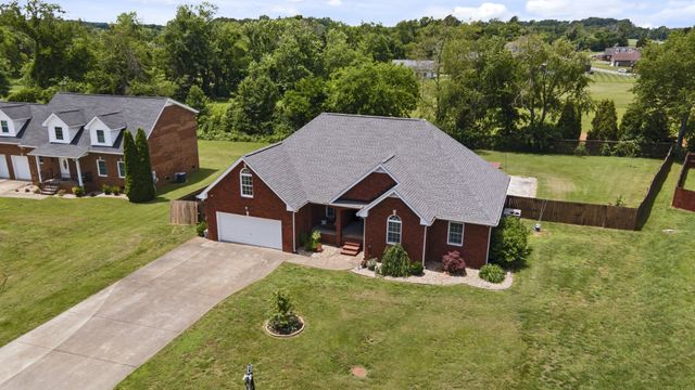 121 Golfers Cir, Portland, TN 37148
