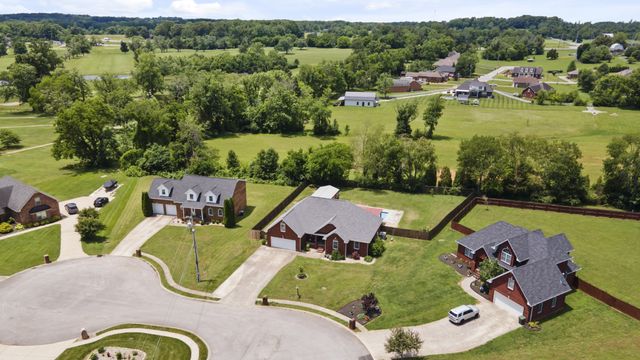 121 Golfers Cir, Portland, TN 37148