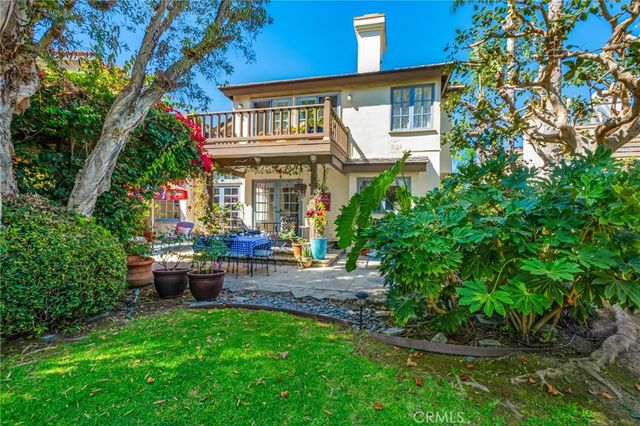 19381 Woodlands Dr, Huntington Beach, CA 92648