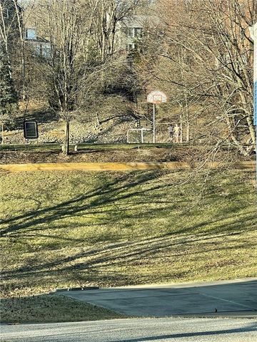 1293 Manor Dr, Upper St Clair, PA 15241
