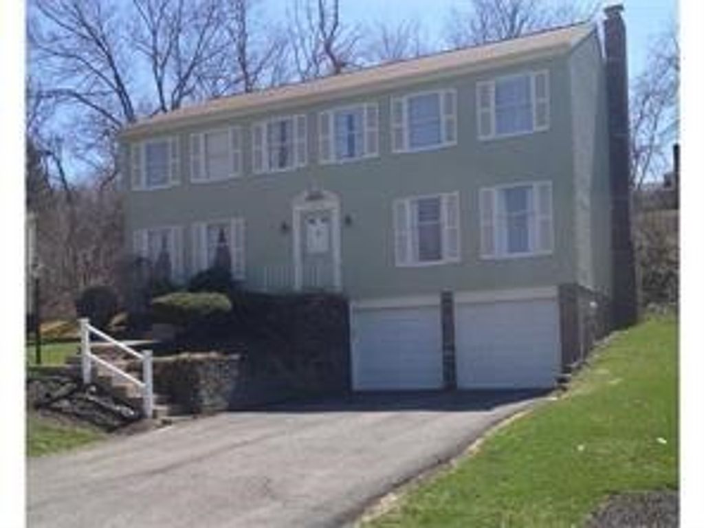 1293 Manor Dr, Upper St Clair, PA 15241