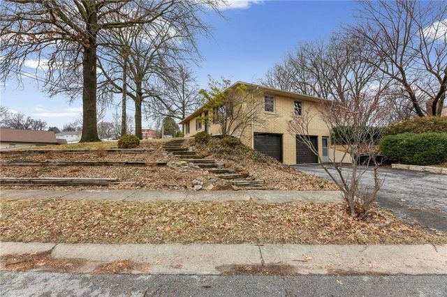 802 W Jones Street, Independence, MO 64050