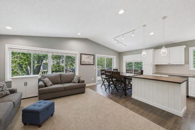 7598 Upper 23rd Street N, Oakdale, MN 55128