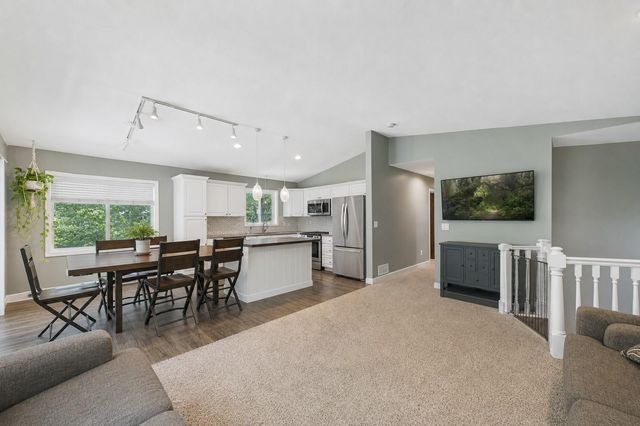 7598 Upper 23rd Street N, Oakdale, MN 55128