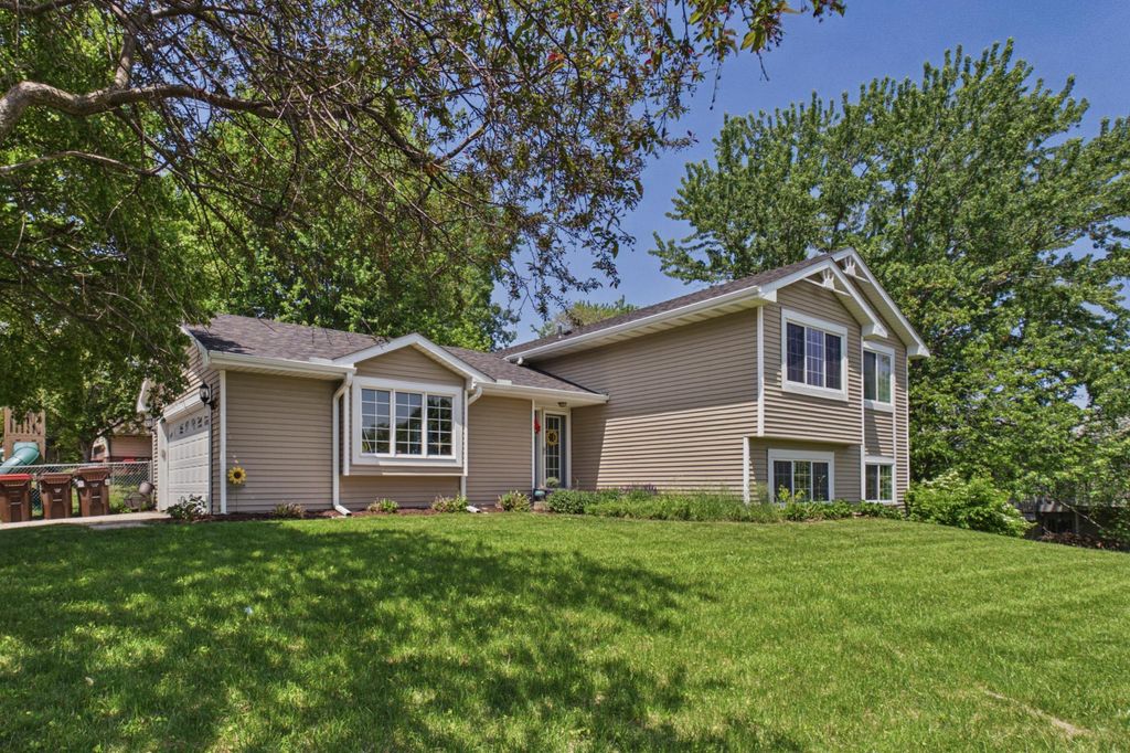 7598 Upper 23rd Street N, Oakdale, MN 55128
