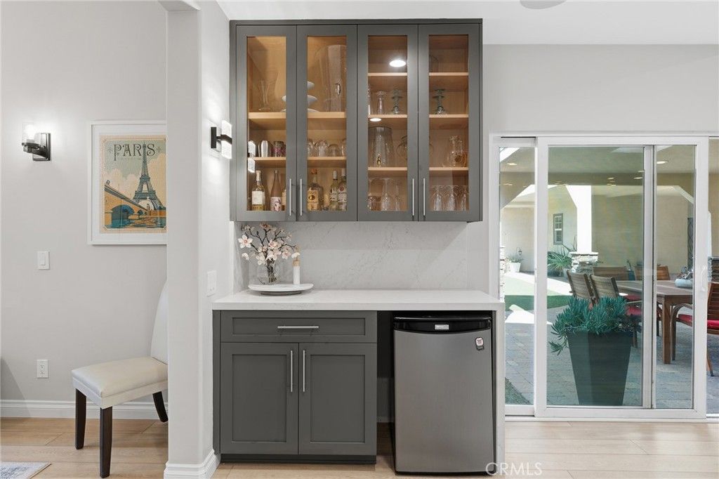 Image 11 of property listing at 22702 Califa Street, Woodland Hills, CA 91367