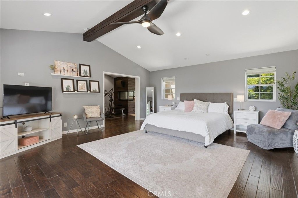 Image 17 of property listing at 22702 Califa Street, Woodland Hills, CA 91367