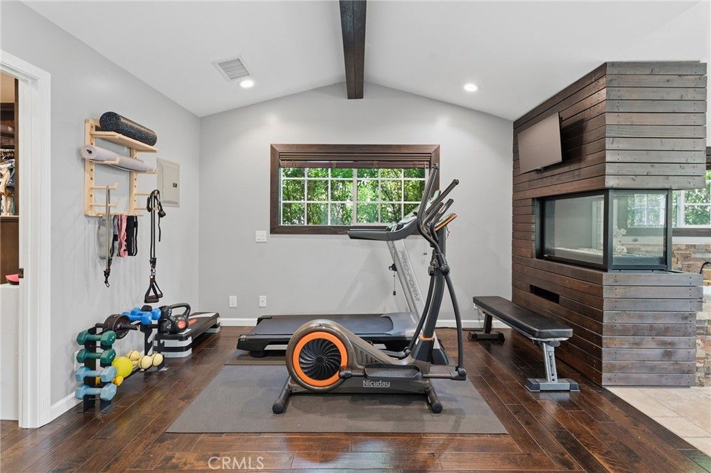 Image 19 of property listing at 22702 Califa Street, Woodland Hills, CA 91367